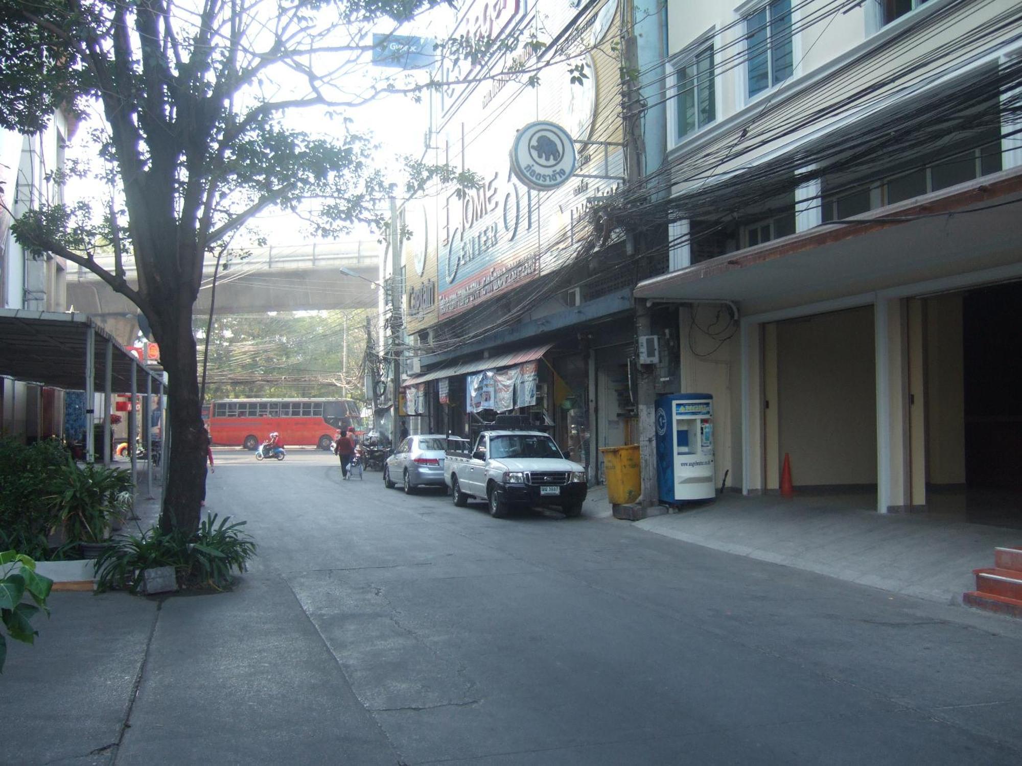 Lodge 61 Hotel Bangkok Exterior photo